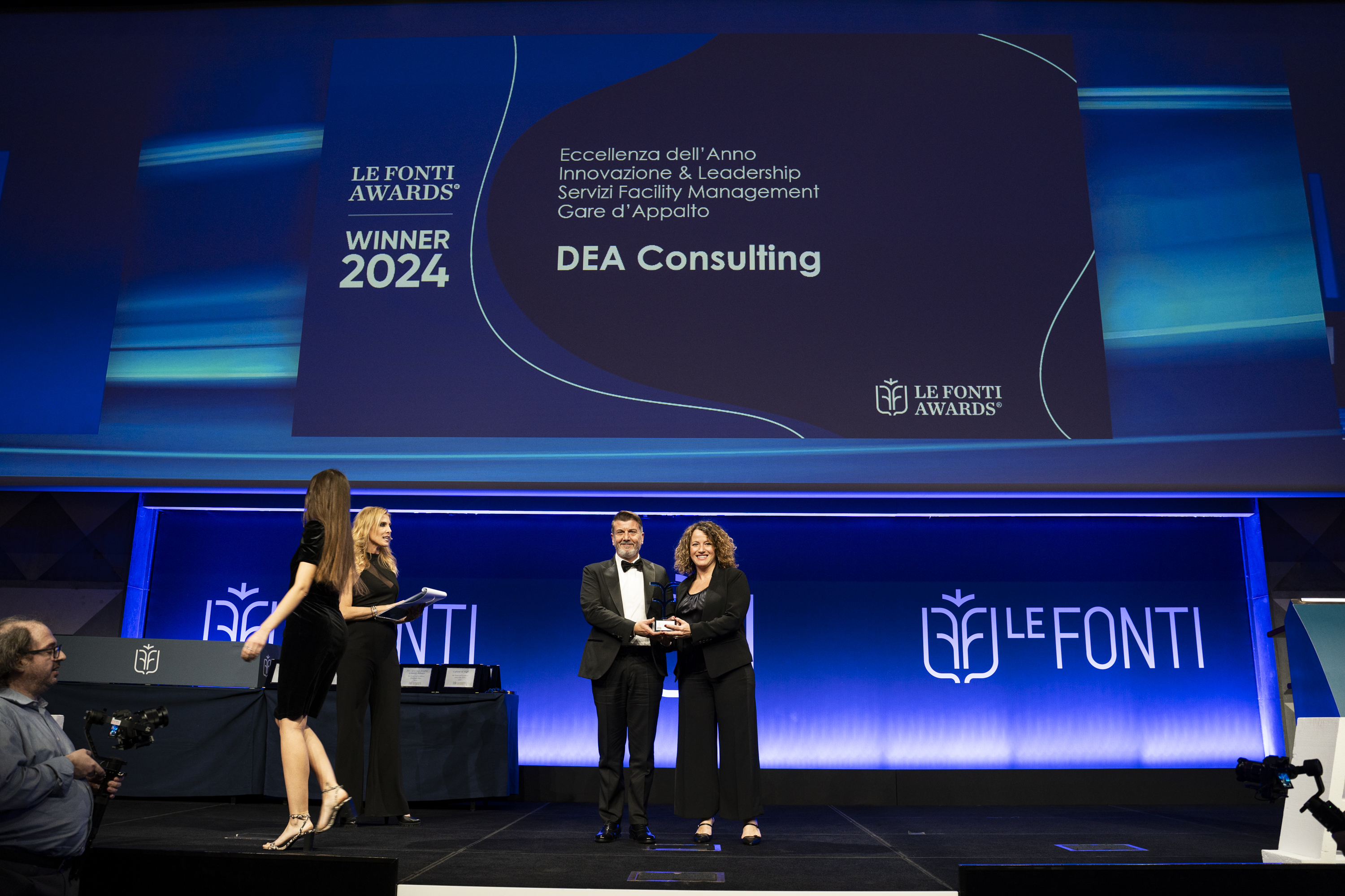 Angelo Auletta ed Eva Caprara sul palco dei Le Fonti Awards 2024 durante la premiazione DEA Consulting